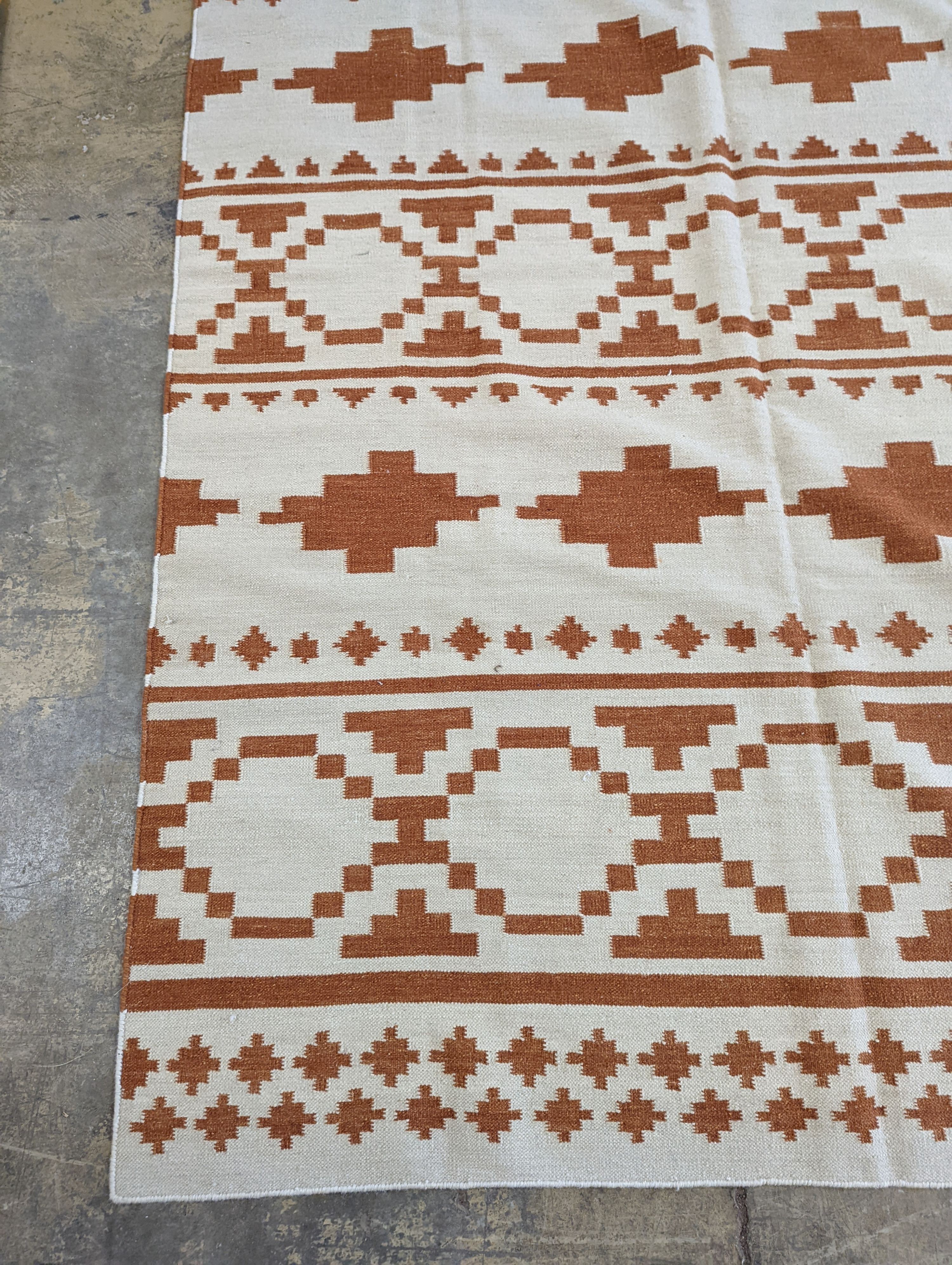 An Indian Jaipur dhurrie, 300 x 200cm